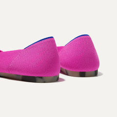 Close up of the heel of The Point in Dragon Fruit, with Rothy's signature blue halo. 