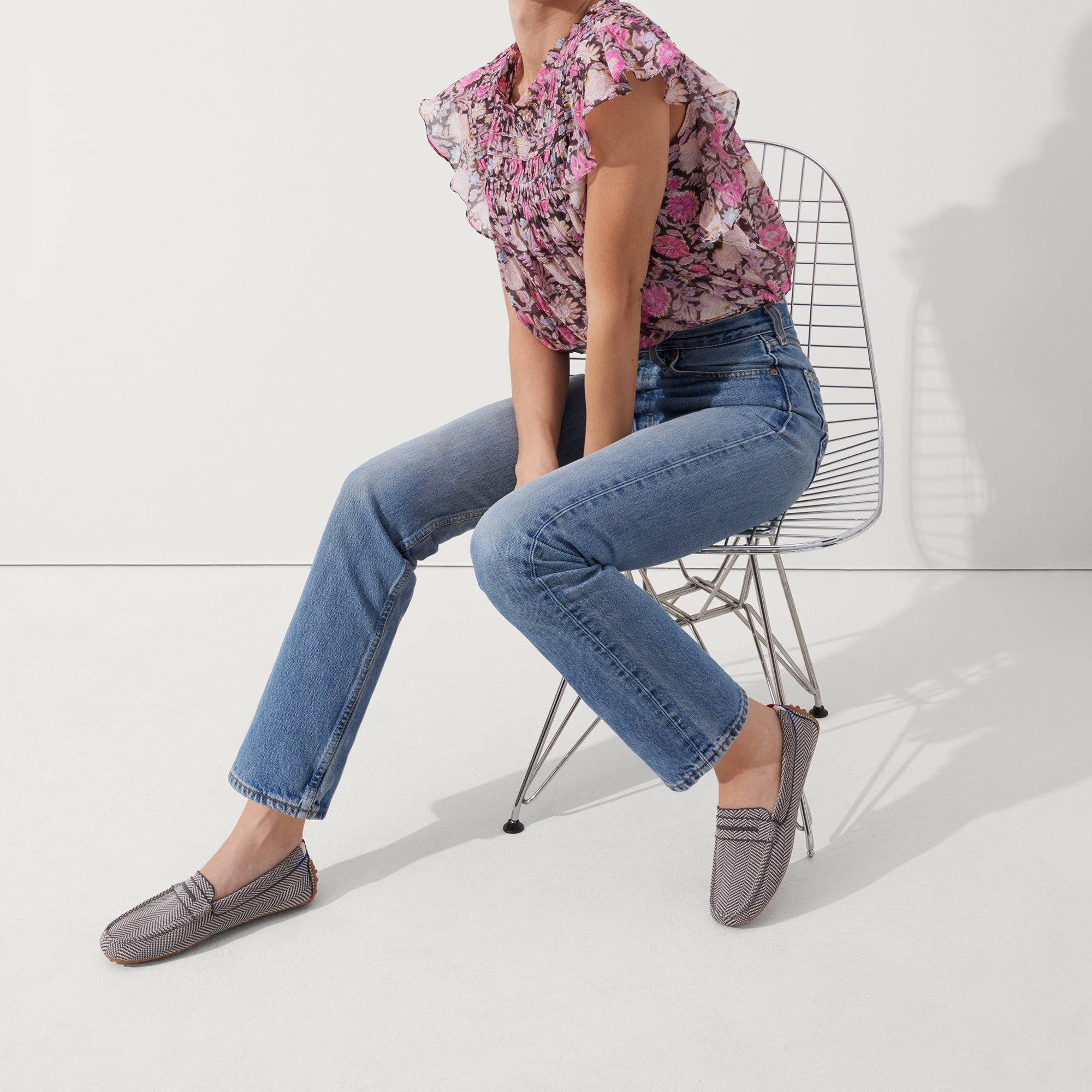 Alternate view of a model wearing The Driver in Iron Herringbone.