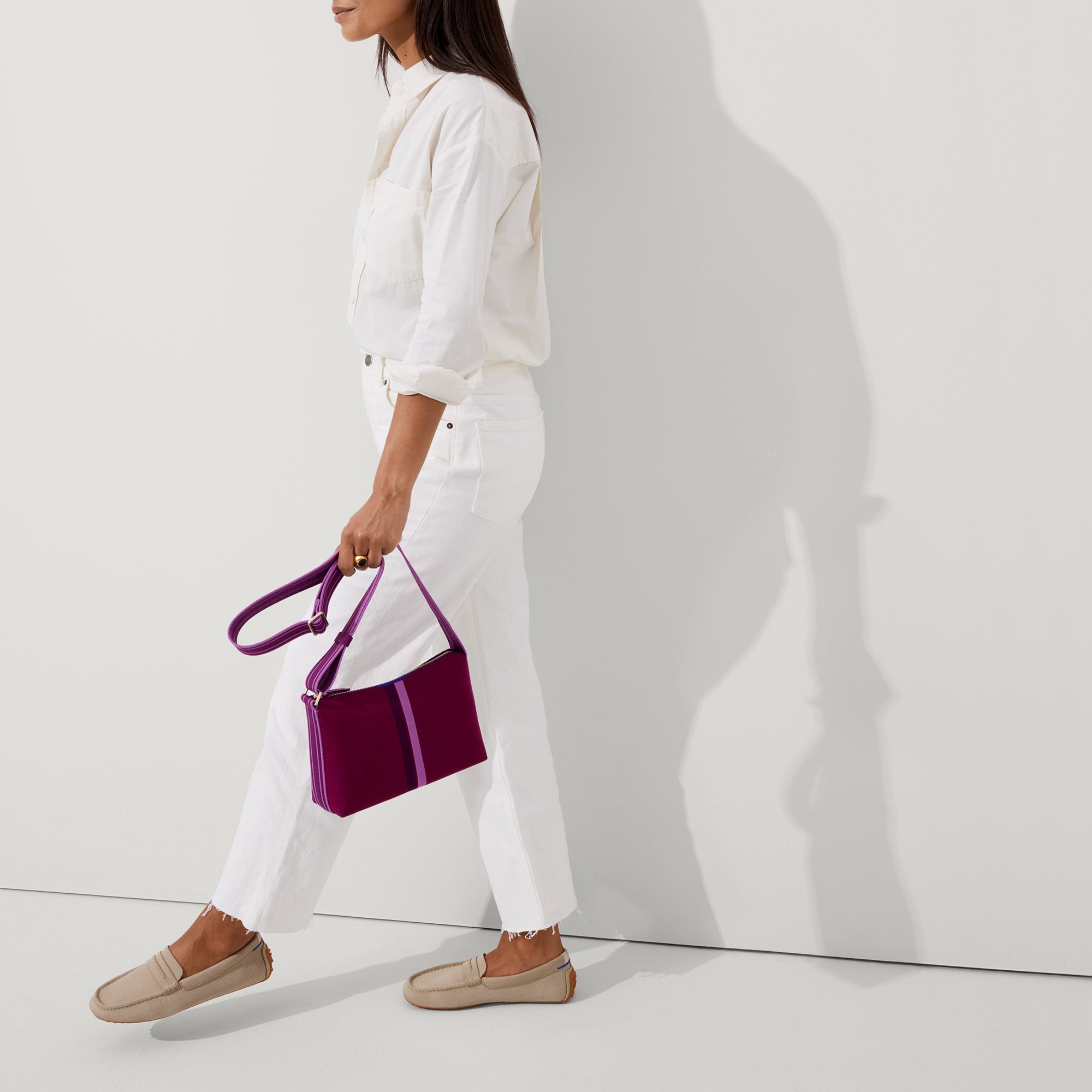 Alternate view of a model wearing The Driver in Sesame.