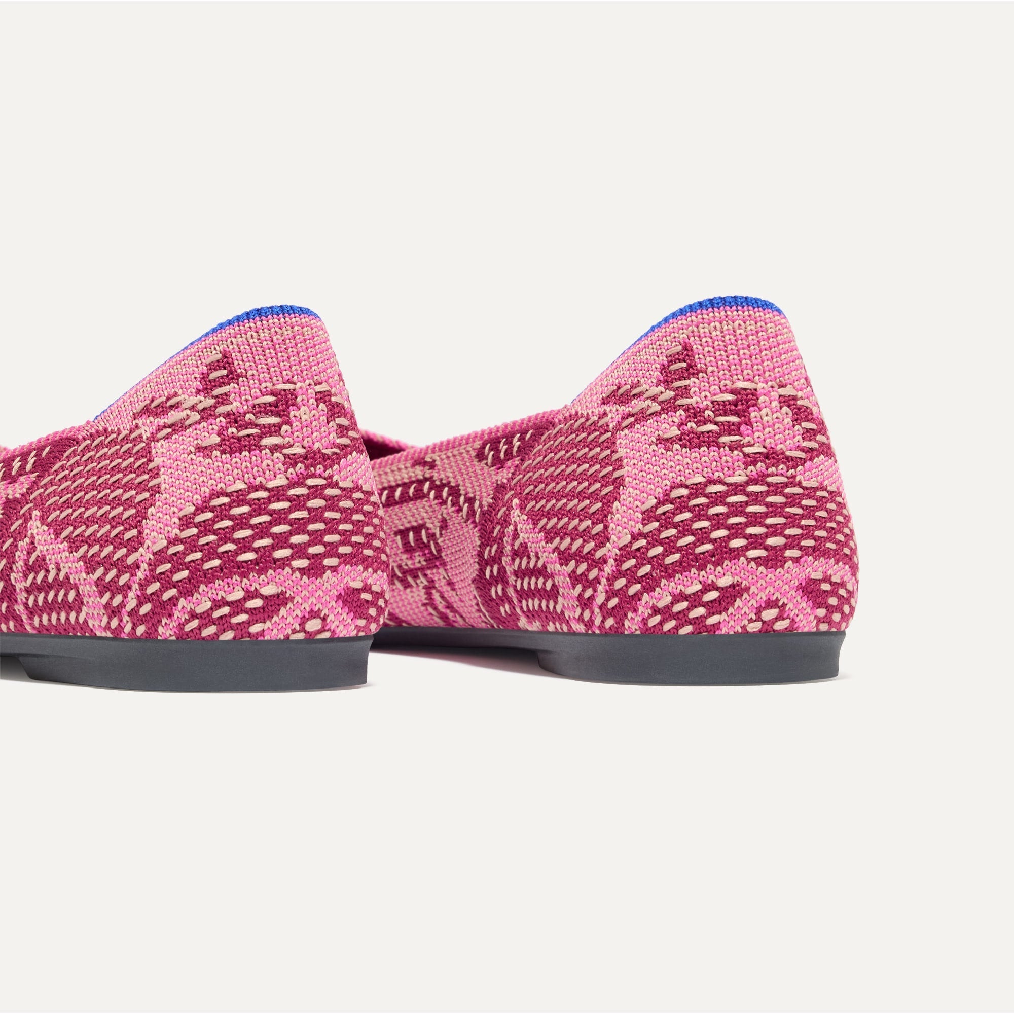 Close up of the heel of The Point II in Pink Bouquet, with Rothy's signature blue halo. 