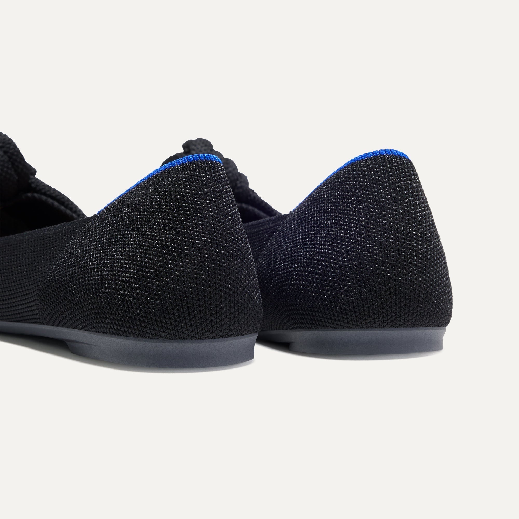 Close up of the heel of The Knot Point II in Black, with Rothy's signature blue halo. 