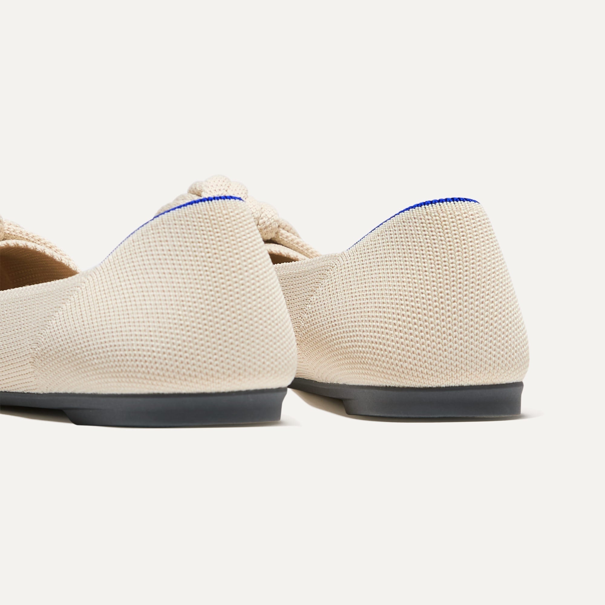 Close up of the heel of The Knot Point II in Conch, with Rothy's signature blue halo.