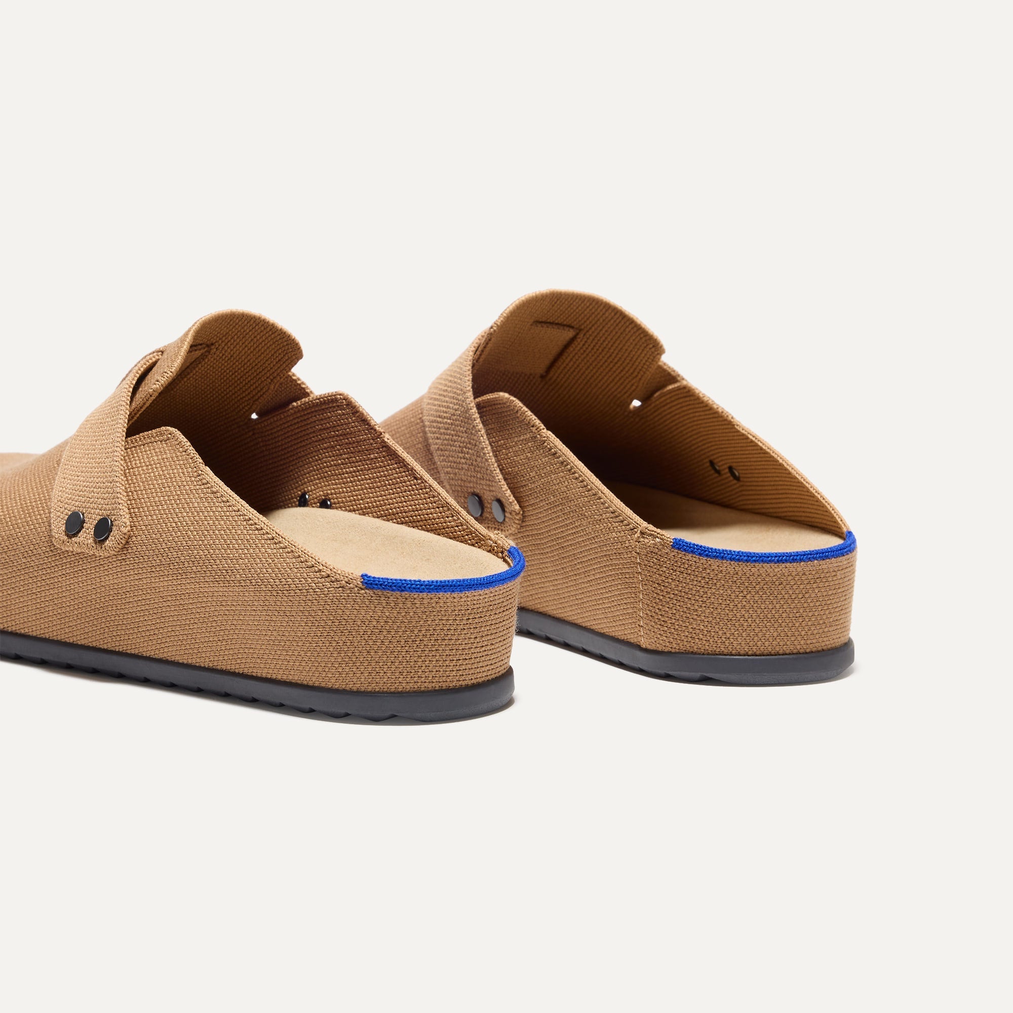 Close up of the heel of The Men's Clog in Butternut, with Rothy's signature blue halo. 