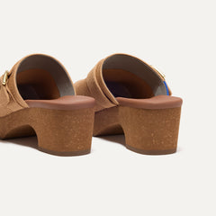 Close up of the heel of The Classic Clog in Butternut, with Rothy's signature blue halo. 