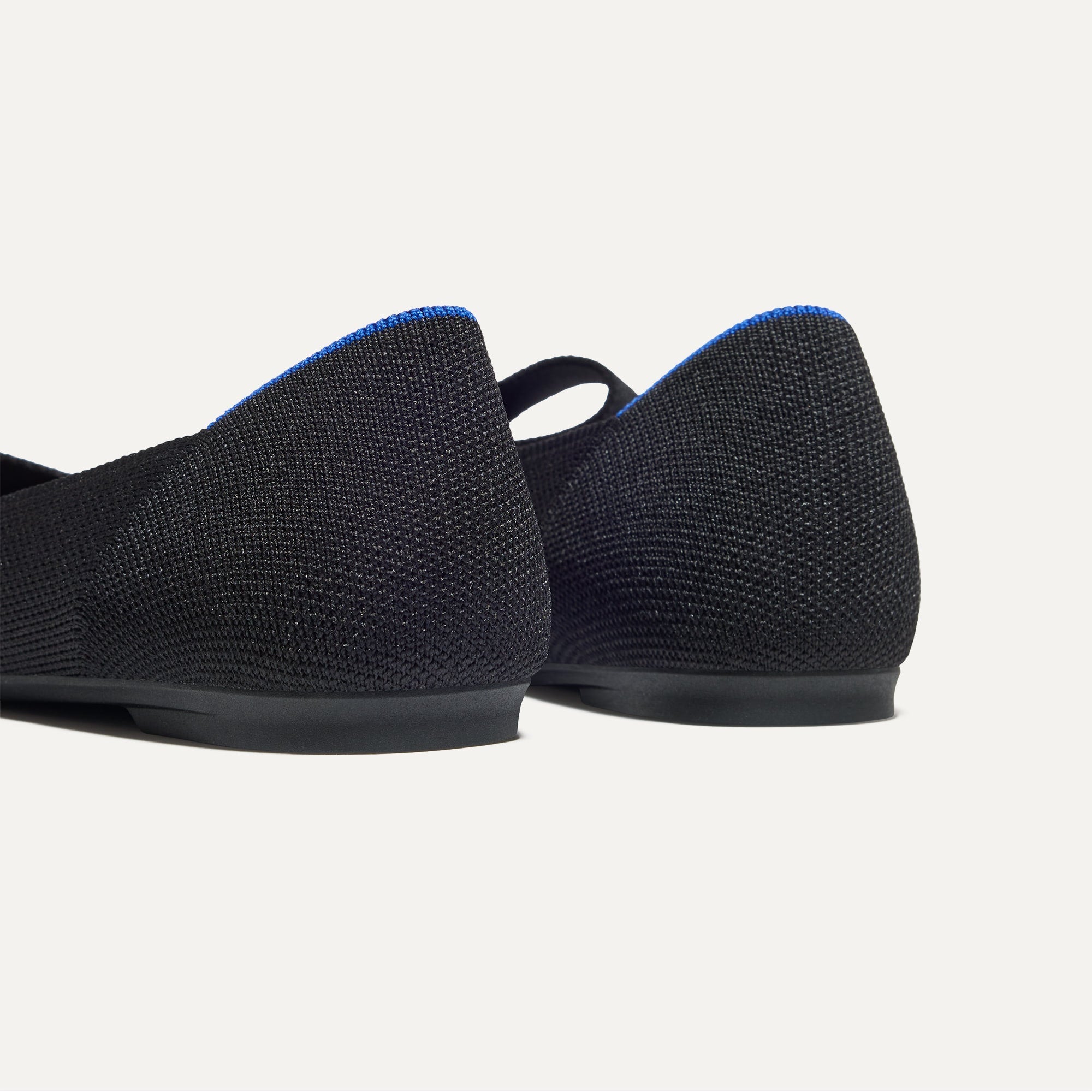 Close up of the heel of The Bow Point II in Siren, with Rothy's signature blue halo.