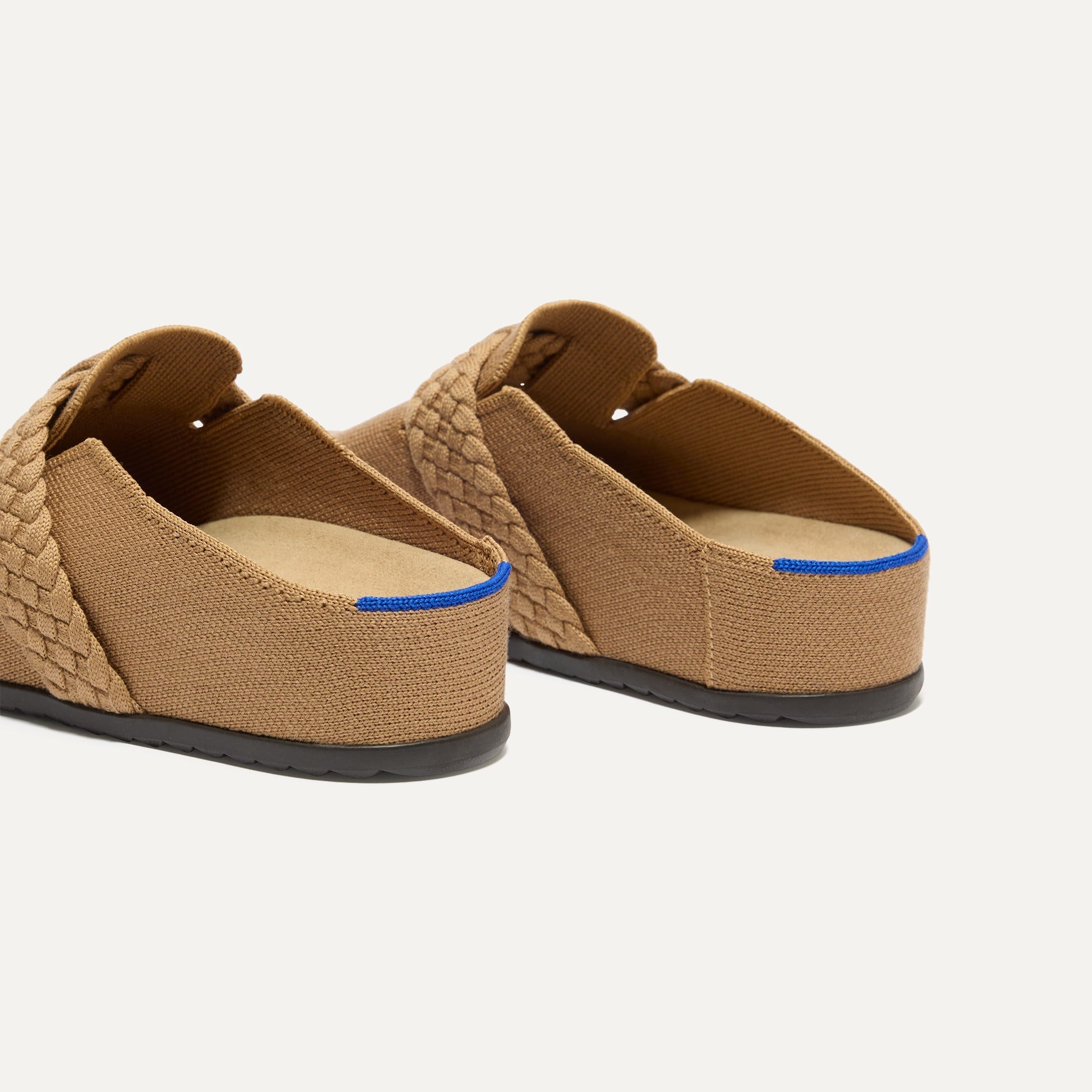 Close up of the heel of The Braid Clog in Butternut, with Rothy's signature blue halo. 