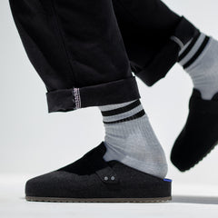 Model wearing The Men's Cozy Clog in Black.
